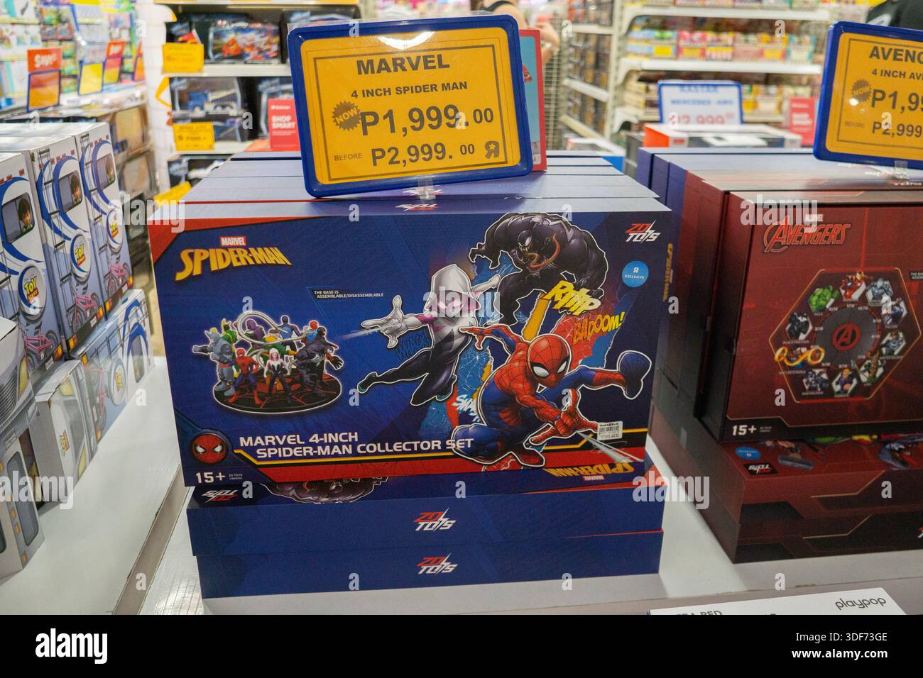 Marvel Spider-Man Collector mis en vente dans un grand magasin aux Philippines, montrant les prix des jouets de marque et les tendances de vente au détail de la culture pop. Banque D'Images