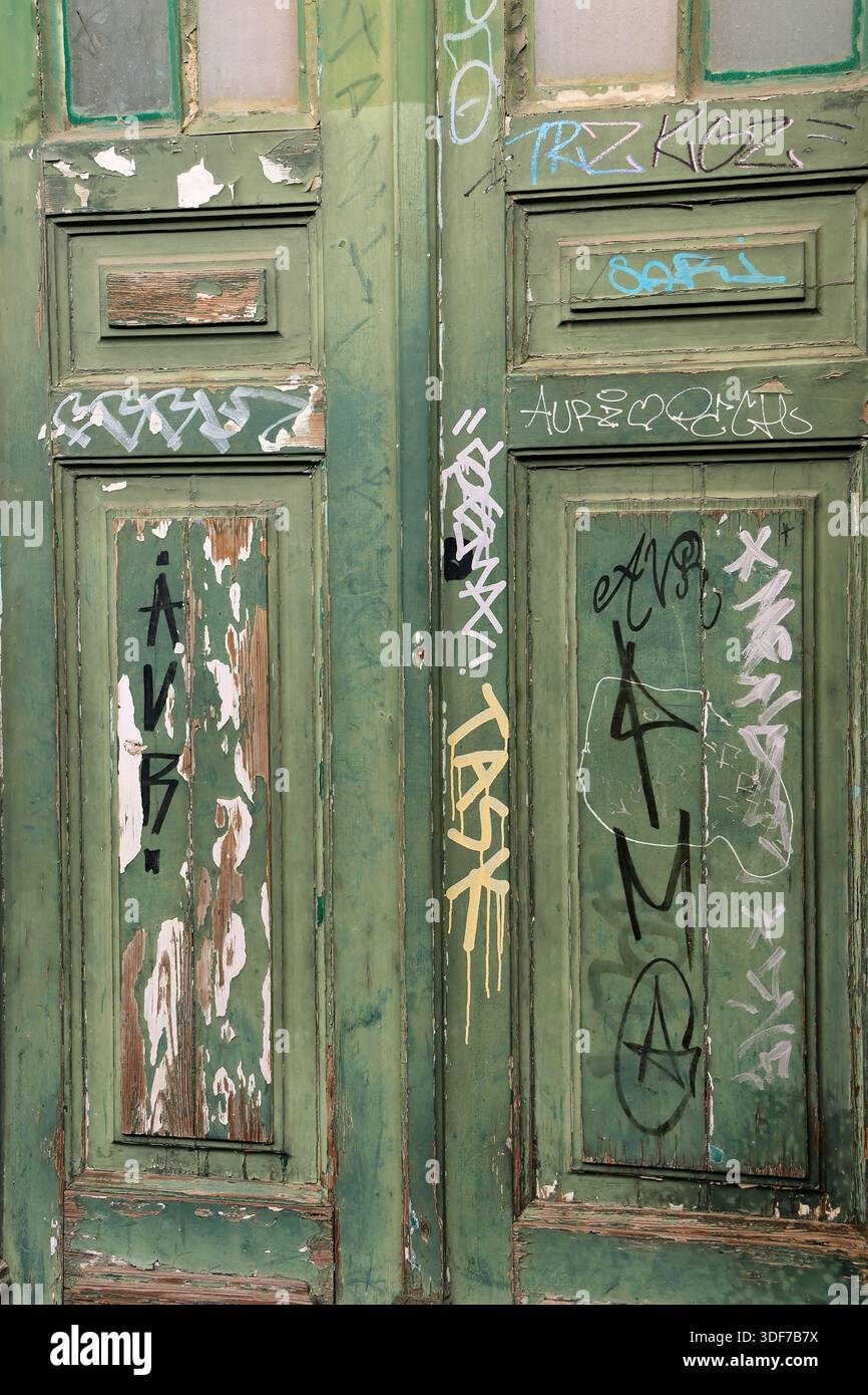 Vieille porte verte avec graffiti Banque D'Images