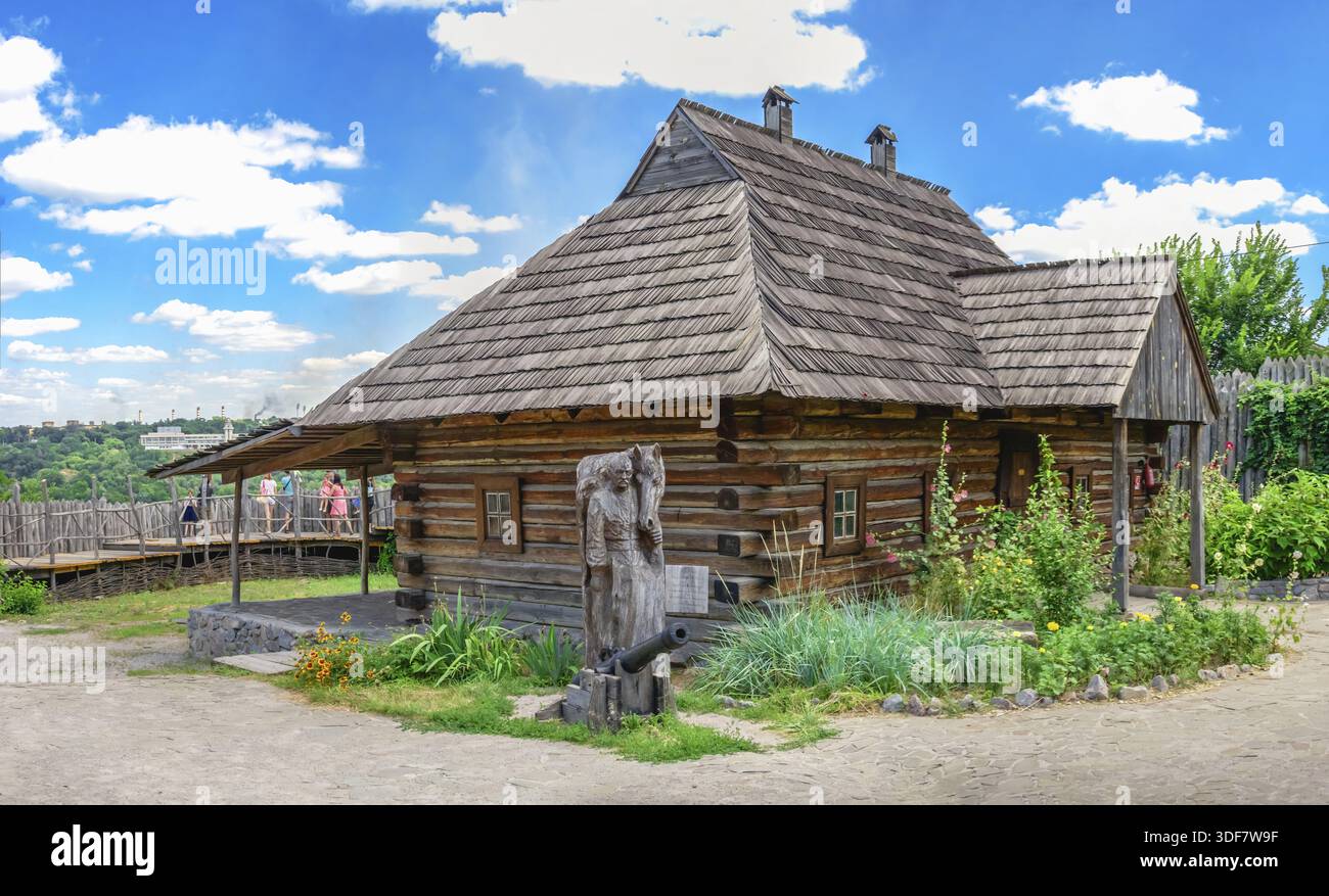 Zaporozhye, Ukraine 07.20.2020. Cabane ukrainienne traditionnelle dans la réserve nationale Khortytsia à Zaporozhye, Ukraine, par une journée ensoleillée d'été, Zaporozhye Banque D'Images