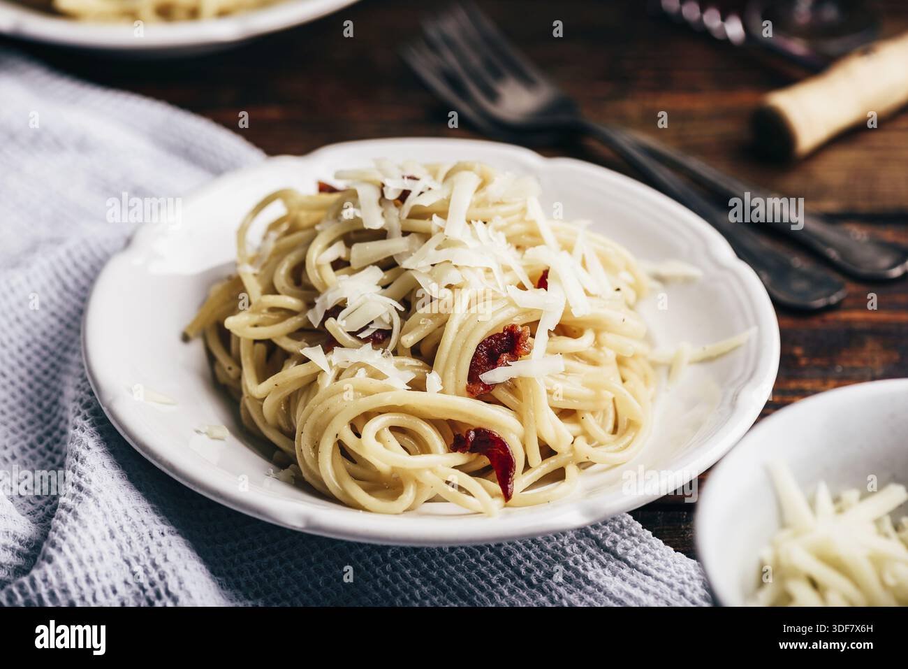 Homamade classique spaghetti carbonara sur plaque blanche Banque D'Images