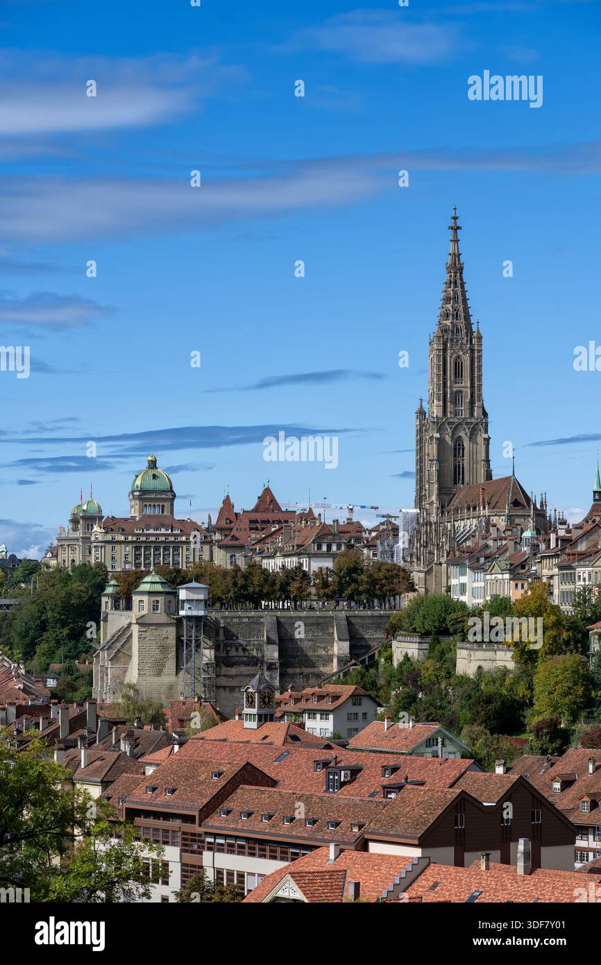 Vieille ville de Berne avec la cathédrale de Berne (Berner Munster) et la terrasse de la Minster (Munsterplattform) en Suisse. Banque D'Images