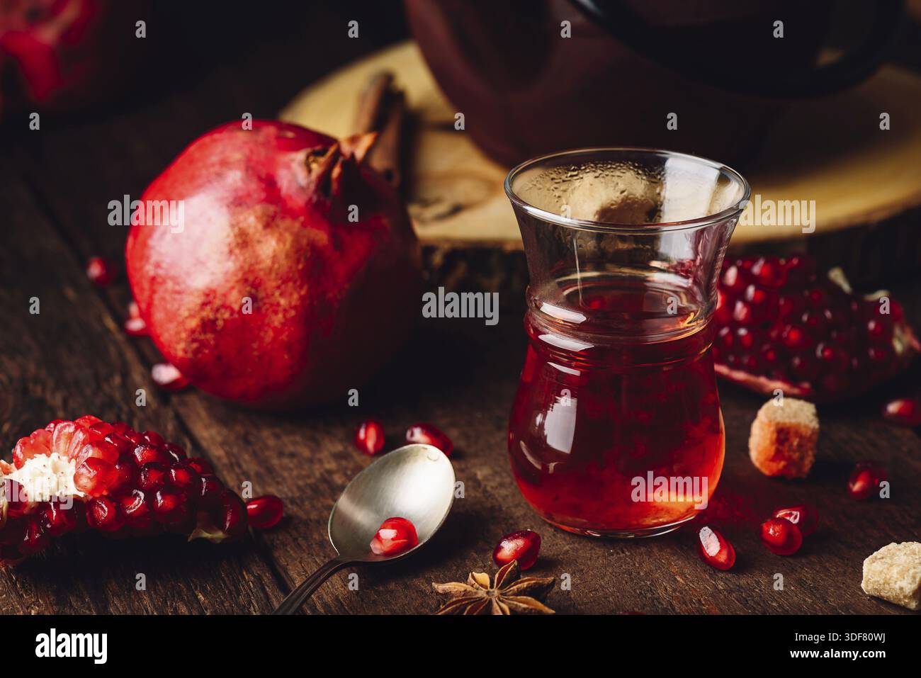 Plateau de fruits en verre armudu avec quelques épices et grenade fraîche Banque D'Images