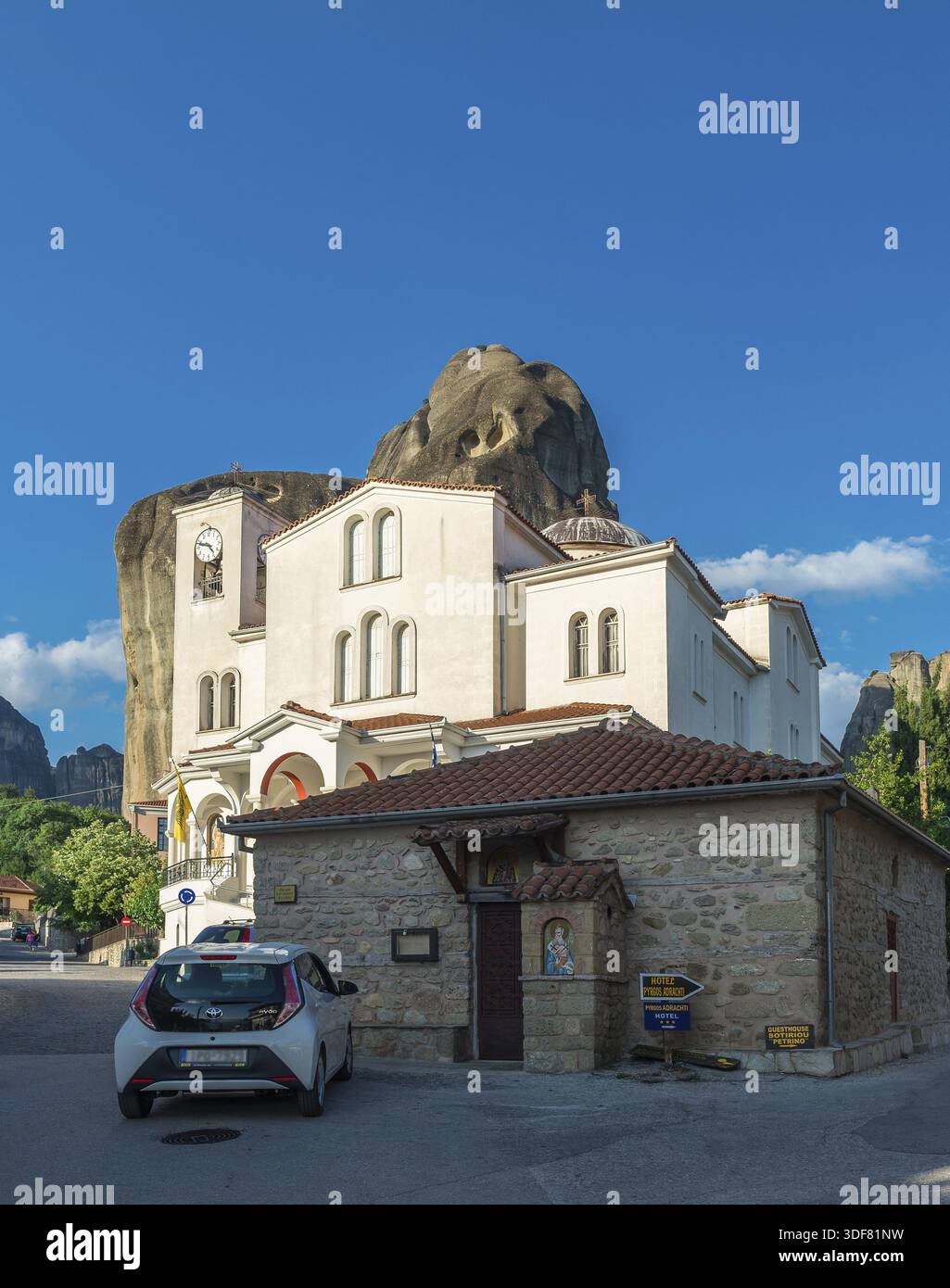 Kastraki, Grèce - 07.04.2018. Vue panoramique sur le village de Kastraki au pied de la montagne des météores en Grèce sur un jour d'été ensoleillé Banque D'Images