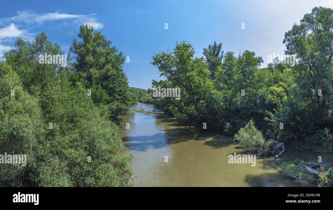Rivière Osam près de la grotte Devetashka en Bulgarie Banque D'Images