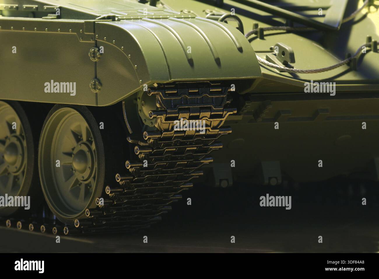 Les voies du réservoir et les roues en acier vert énorme panzer Banque D'Images