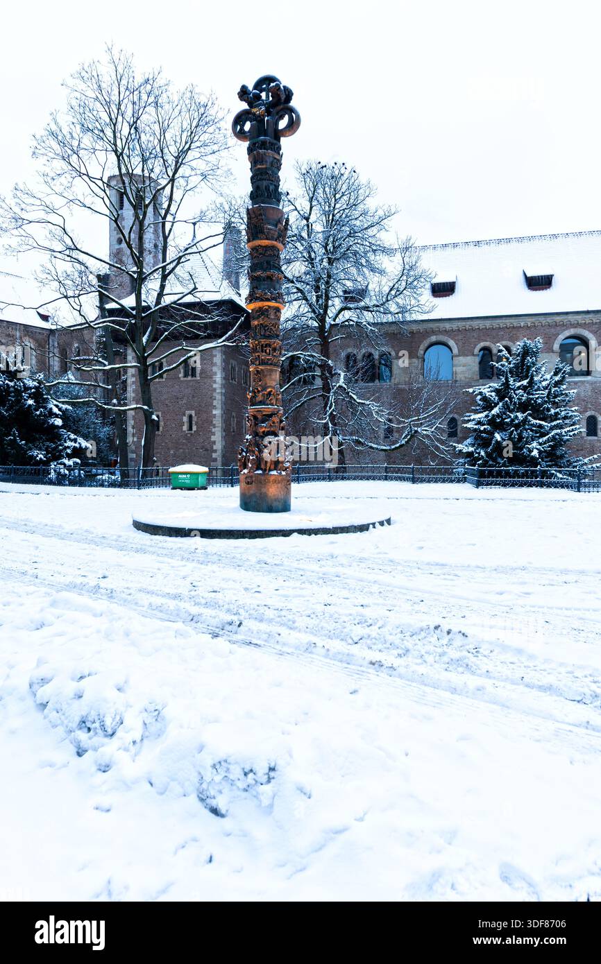 Colonne sculpturale sur Burgplatz Braunschweig enneigée au début du matin d'hiver, place historique de la ville à la lumière de l'aube calme Banque D'Images