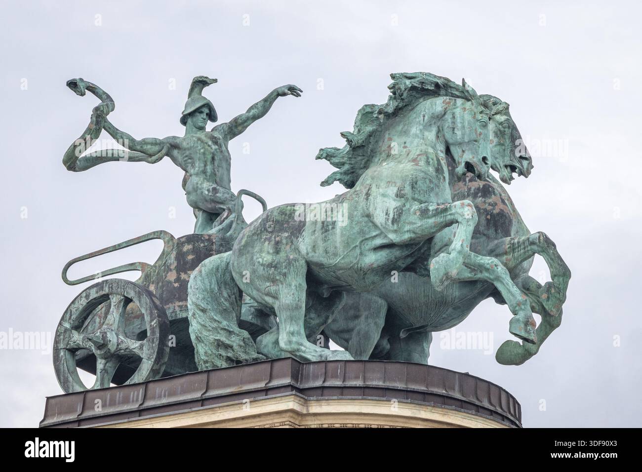 Statue d'un homme tenant un serpent sur un char tiré par un cheval, monument du millénaire, place des héros, Budapest, Hongrie Banque D'Images