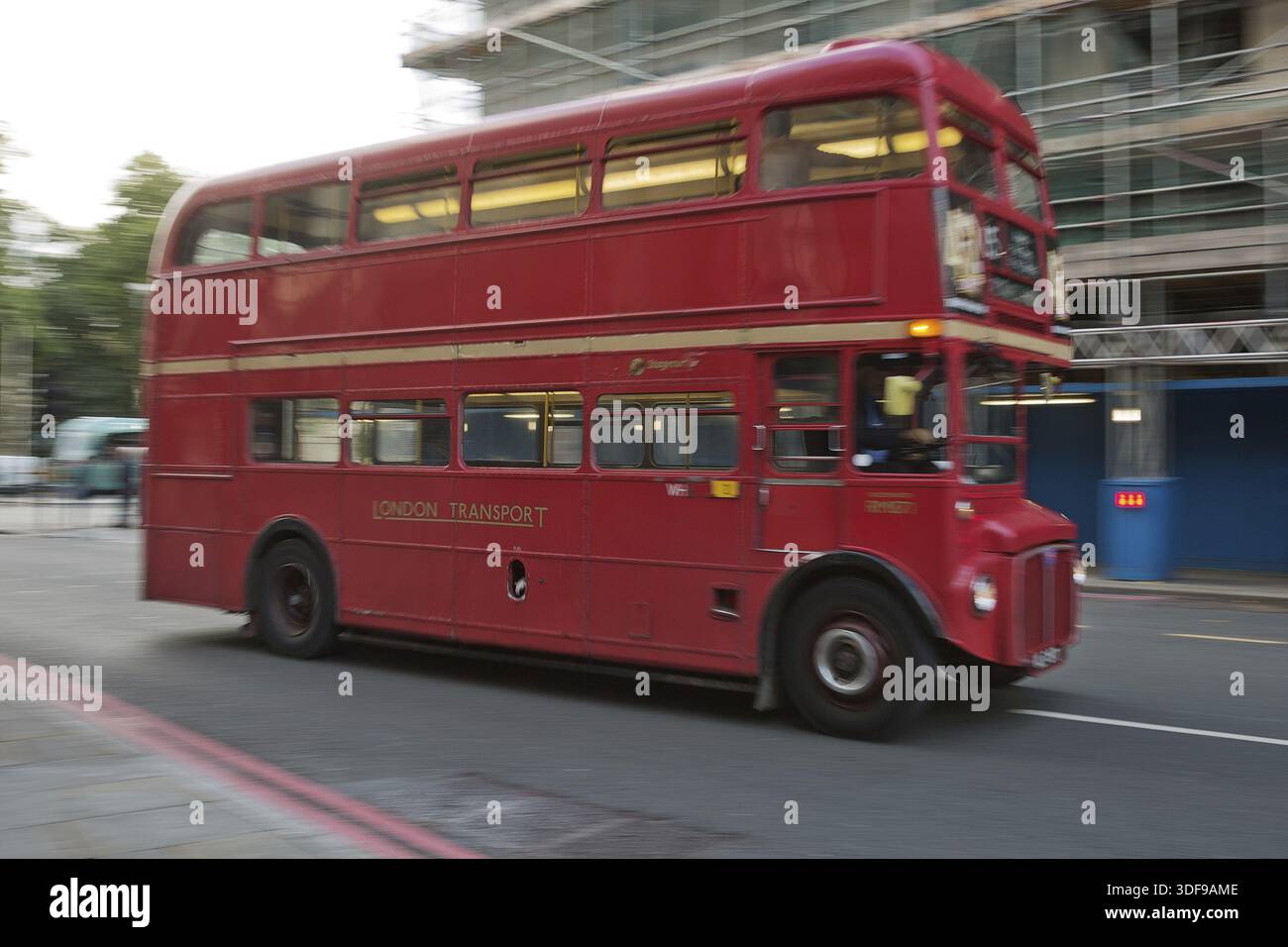 LONDRES, Royaume-Uni - 08 SEPTEMBRE 2017 : mouvement flou de l'emblématique vieux double étage rouge dans les rues de Londres au Royaume-Uni Banque D'Images