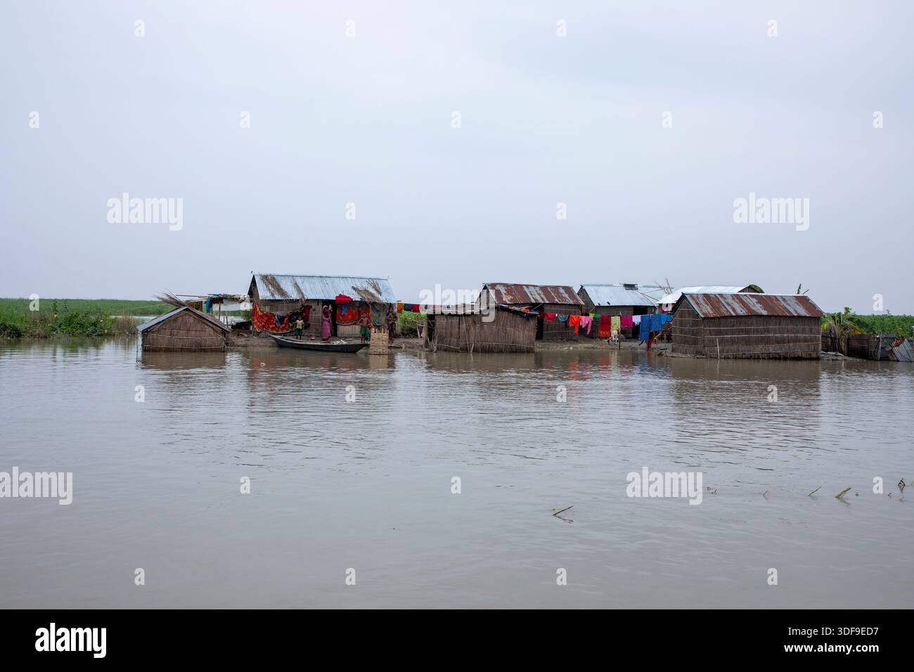 Les populations endurent de graves difficultés dans une zone d'omble touchée par les inondations le long de la rivière Jamuna à Sariakandi, Bogura, Bangladesh. Banque D'Images