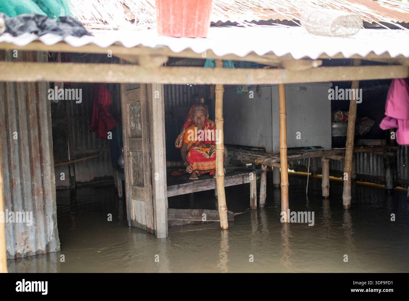 Les populations endurent de graves difficultés dans une zone d'omble touchée par les inondations le long de la rivière Jamuna à Sariakandi, Bogura, Bangladesh. Banque D'Images