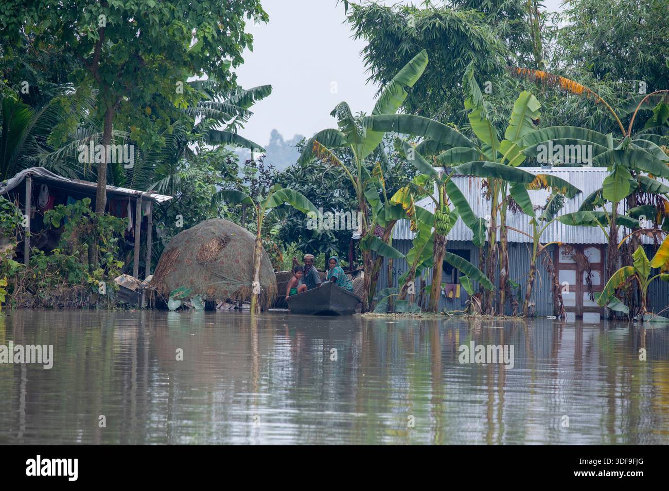 Les populations endurent de graves difficultés dans une zone d'omble touchée par les inondations le long de la rivière Jamuna à Sariakandi, Bogura, Bangladesh. Banque D'Images