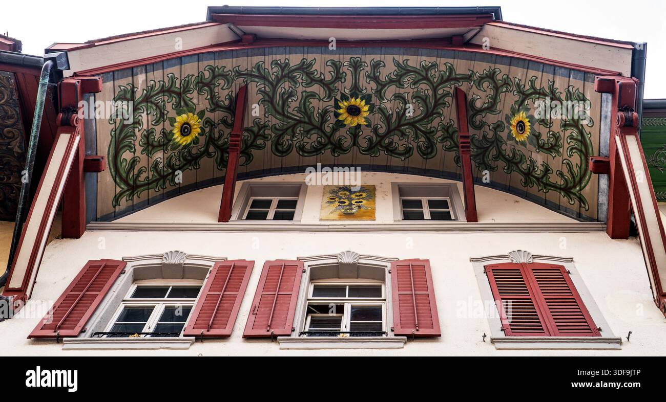 Façade décorative d'un bâtiment avec tournesols et motifs ornés. Banque D'Images
