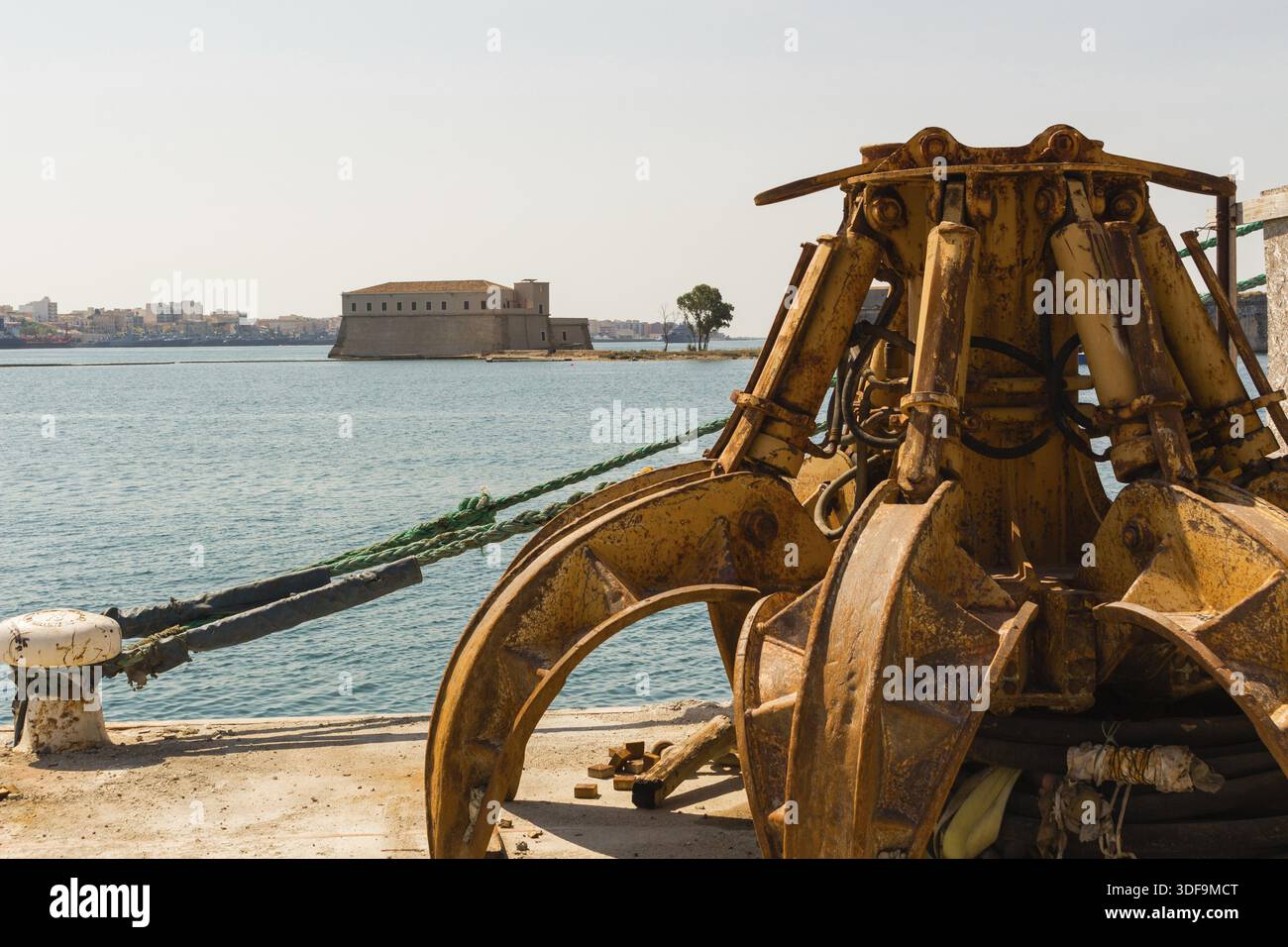 Bras de robot de grue, machine lourde pour l'industrie au port Banque D'Images