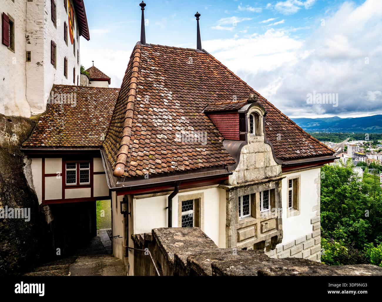 Bâtiment européen historique avec toit en tuiles et vue panoramique. Banque D'Images