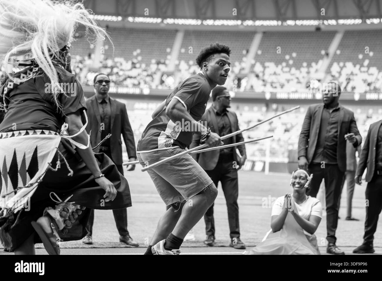 Rwanda, Kigali le 10 janvier 2025. Darren Jason Watkins Jr. IShowSpeed, le streamer américain, se joint à un ballet traditionnel rwandais. Banque D'Images
