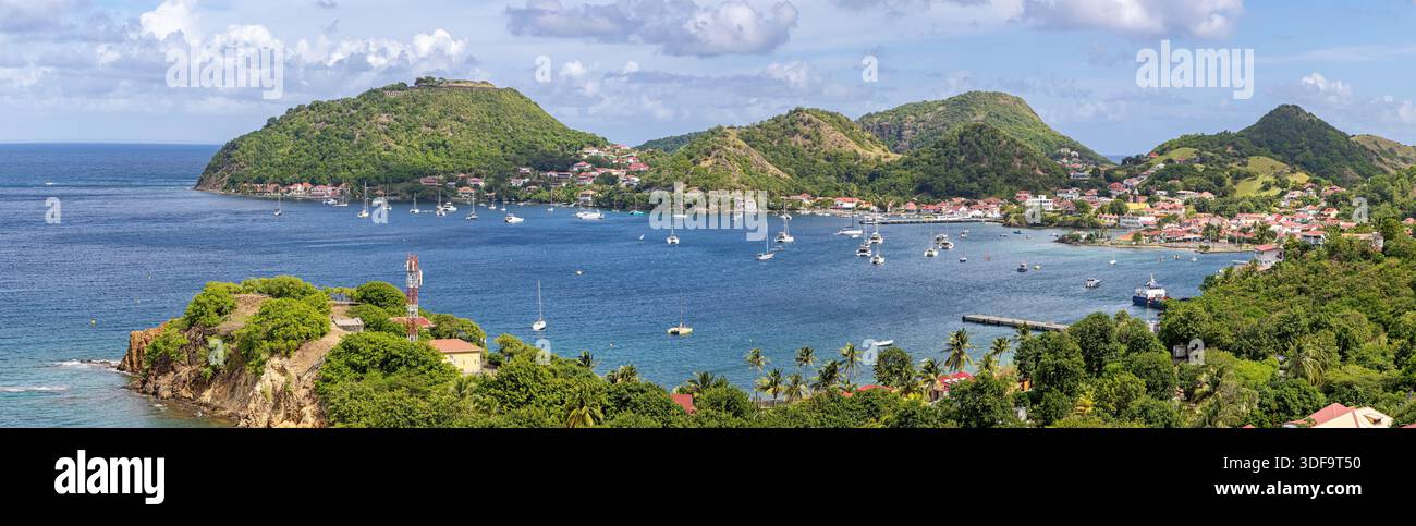 Vue panoramique de la petite ville de Terre-de-Haut aux Saintes (île caribéenne Guadeloupe) depuis le sud Banque D'Images
