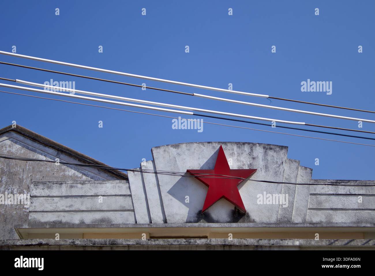 L'étoile rouge à cinq branches sous le ciel bleu foncé. Banque D'Images
