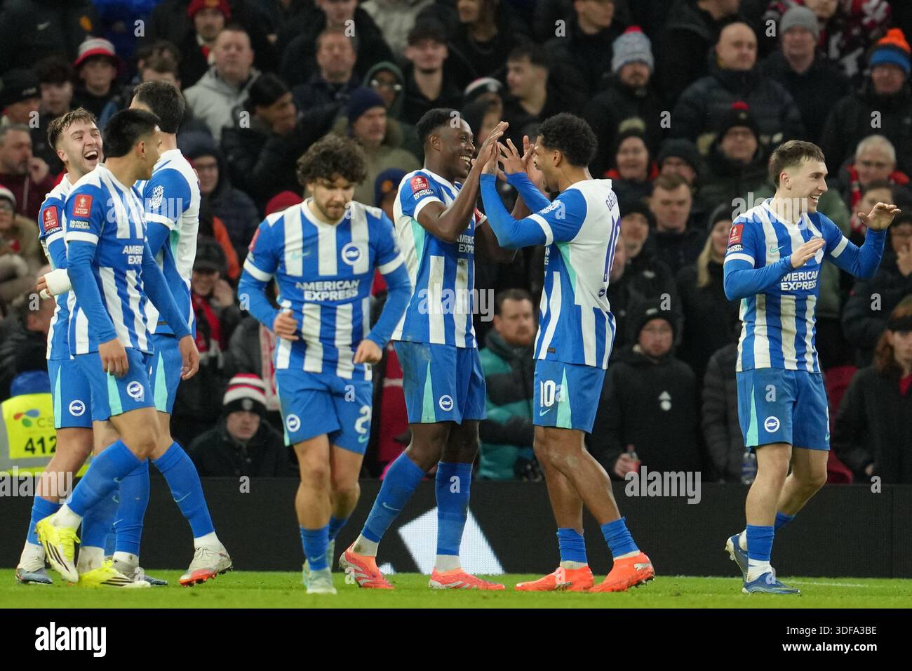 Brighton players celebrate a goal during the FA Cup third round soccer match between Manchester United and Brighton in Manchester, England, Sunday, Jan. 11, 2026. (AP Photo/Jon Super) Banque D'Images