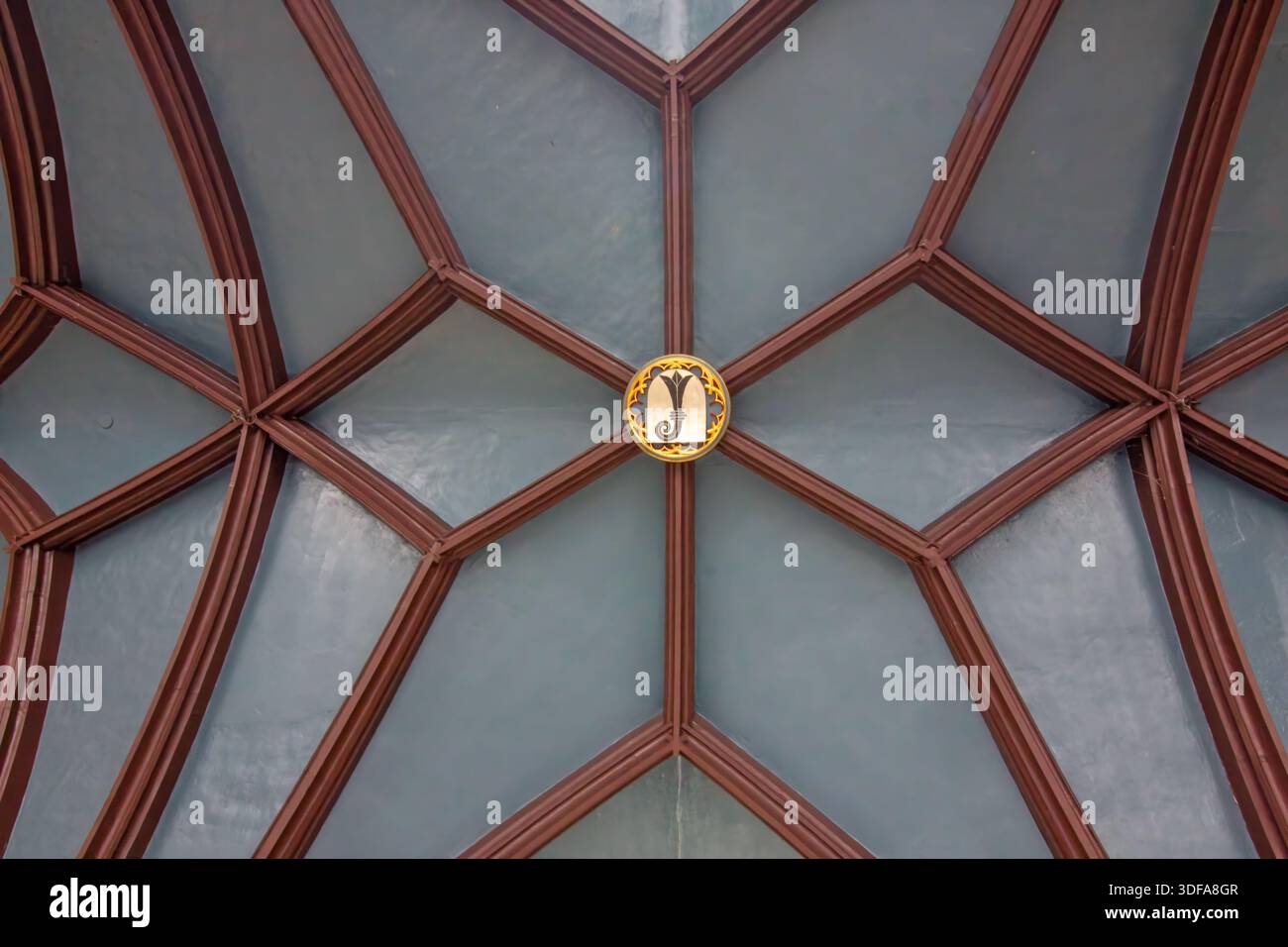 Plafond voûté historique avec design gothique géométrique Banque D'Images