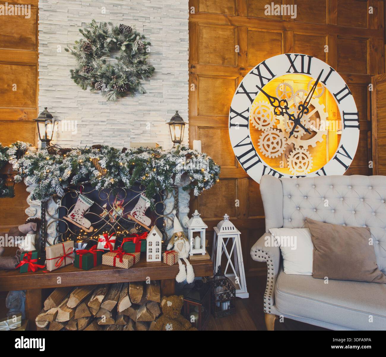 Intérieur confortable de noël avec cheminée décorée Banque D'Images