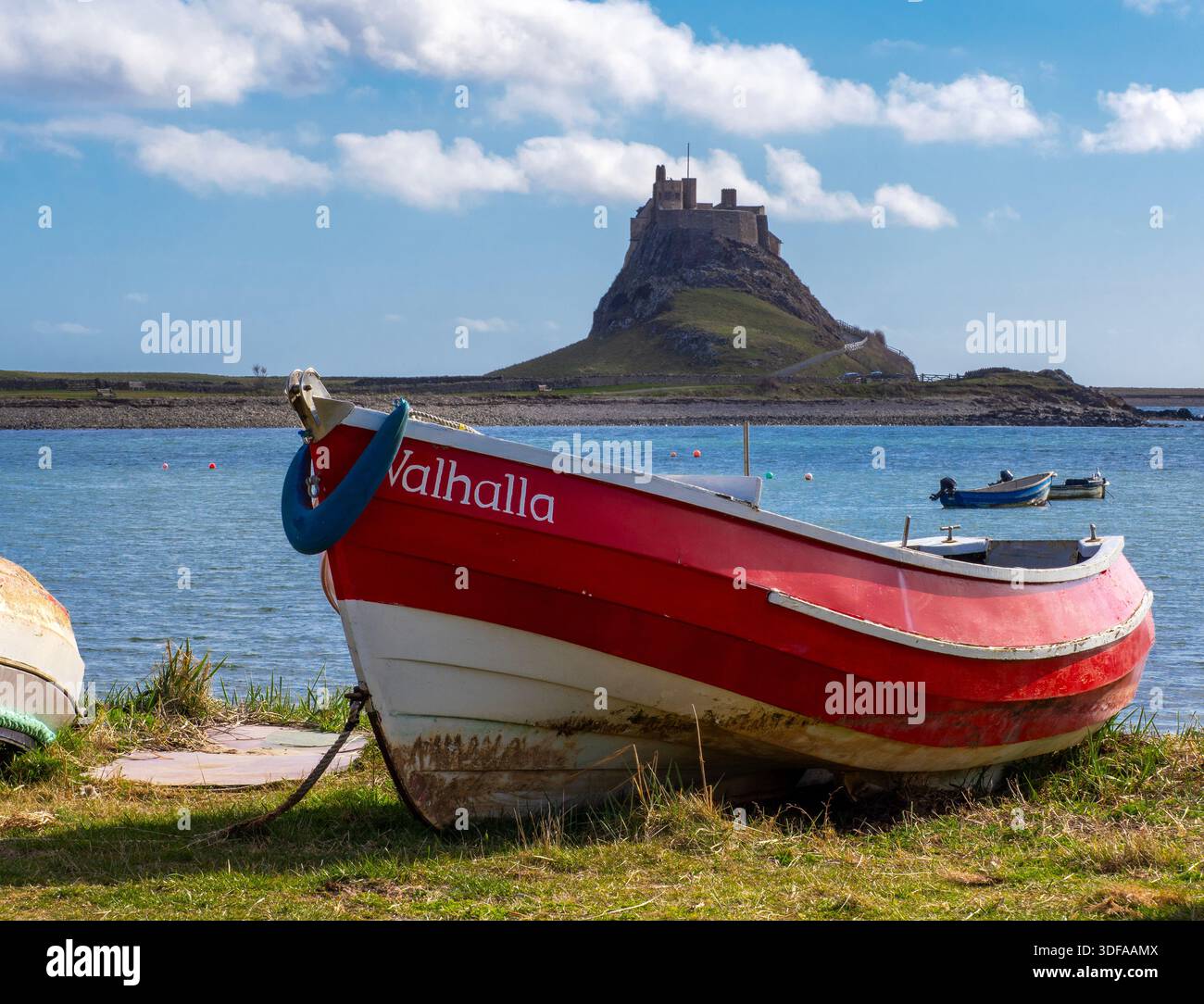 Vue sur le château de Lindisfarne de l'autre côté de la baie Banque D'Images