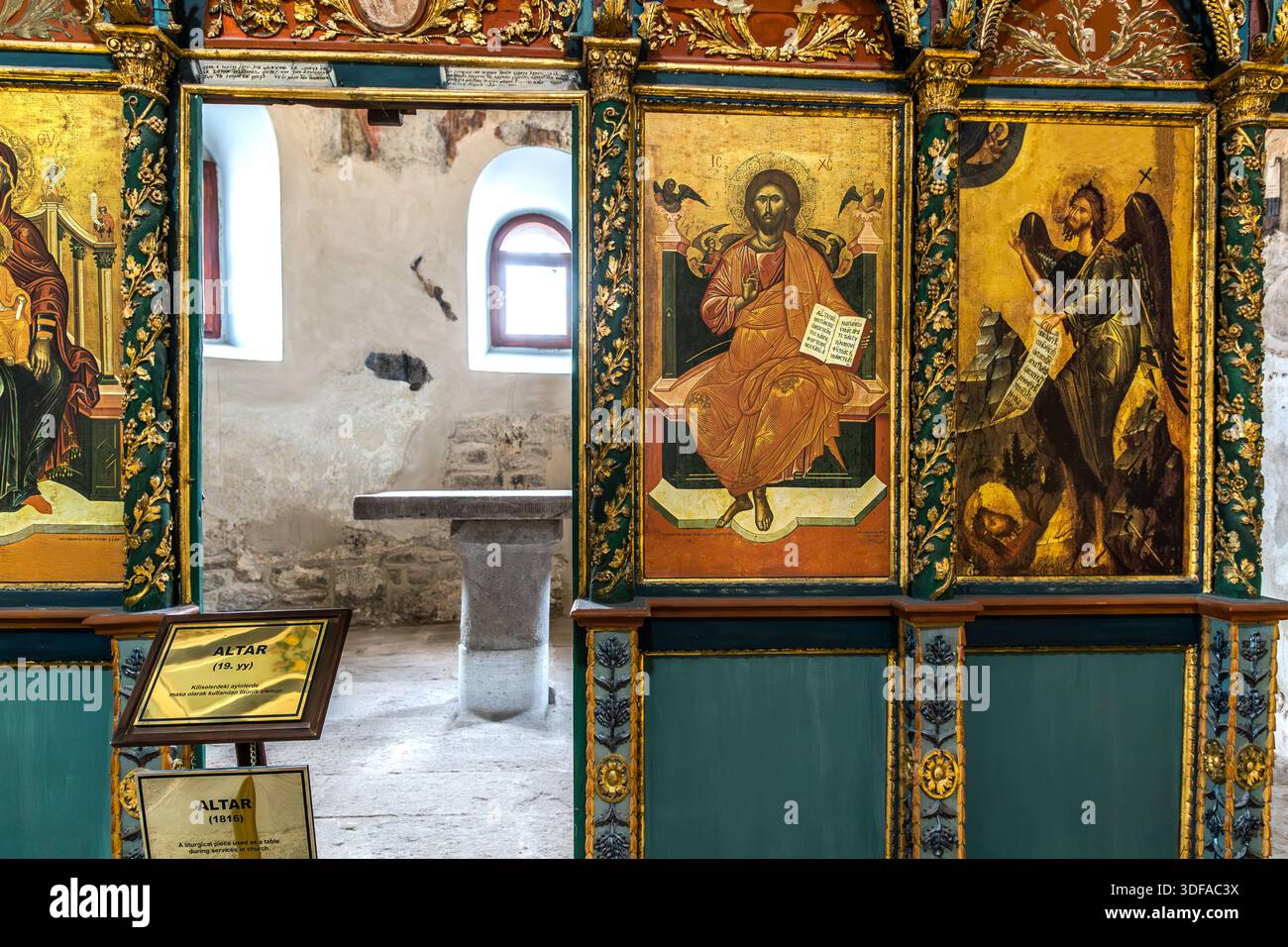 Deux icônes sur l'iconostase représentent le Christ Pantocrator et Jean-Baptiste dans l'église Hagia Eleni à Sille près de Konya, en Turquie ; une étiquette du musée date la salle de l'autel derrière eux de l'année 1816. Par une porte ouverte, on aperçoit une table d'autel en pierre dans la pièce adjacente. Banque D'Images
