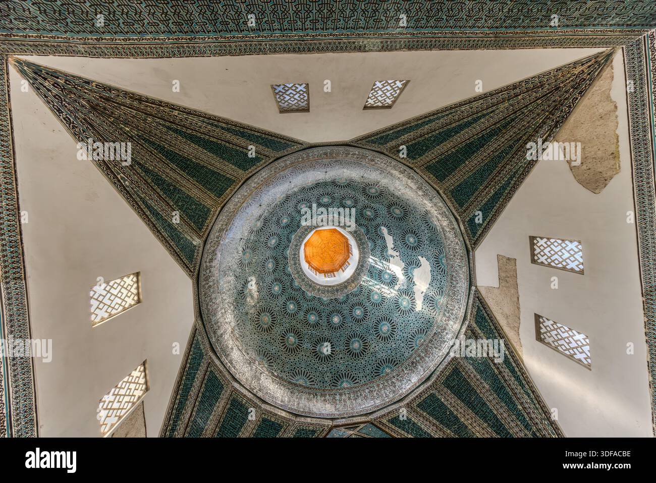 La médersa de Karatay (Karatay Medresesi) à Konya, en Turquie, présente des travaux de carrelage ornés sur son plafond et ses murs. Le vizir seldjoukide Emir Celaleddin Karatay (décédé en 1254) a fait construire l’ancollege islamique en 1251 dans le quartier de Ferhuniye. Depuis 1954, le bâtiment sert de musée de carrelage (Musée des Travaux de Carrelage de Konya). Banque D'Images