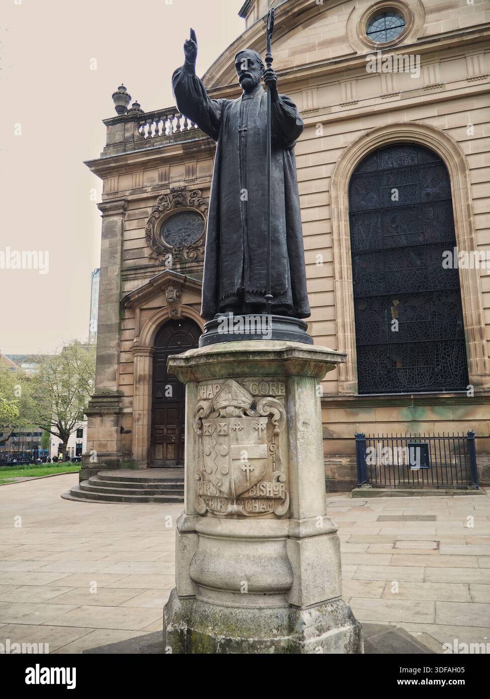 La statue de Charles Gore, le premier évêque de Birmingham, devant la cathédrale St Philips dans le centre de la ville - avril 2025 Banque D'Images