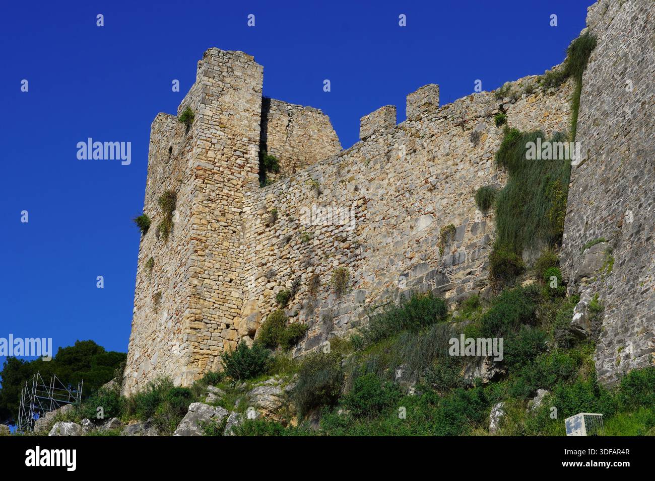 Vue du château de Nafpaktos (ou Lepante), en Grèce. Pierres grecques anciennes visibles sur le mur Banque D'Images