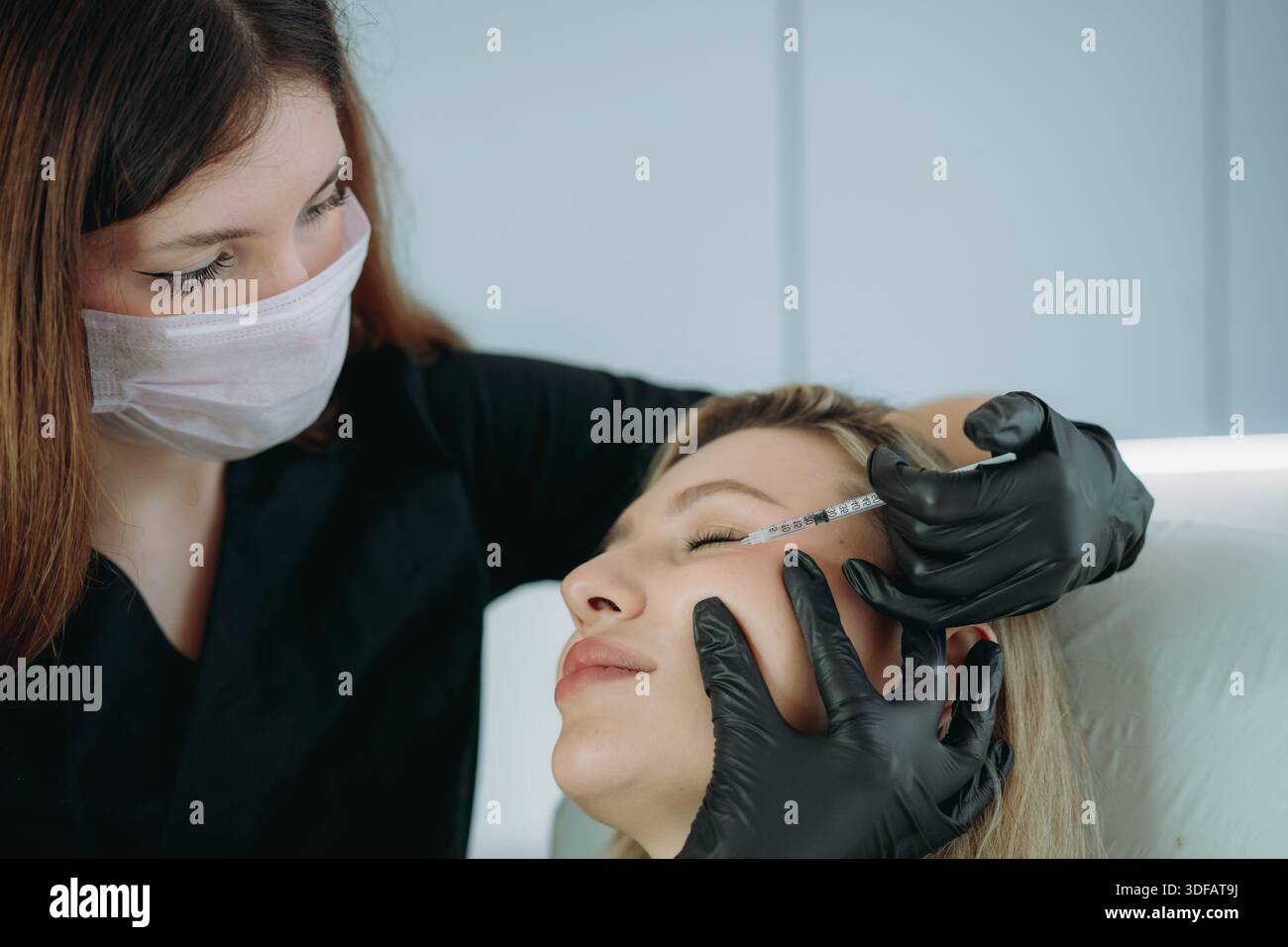 un professionnel de l'esthétique effectuant une procédure d'injection. Soins de beauté Banque D'Images