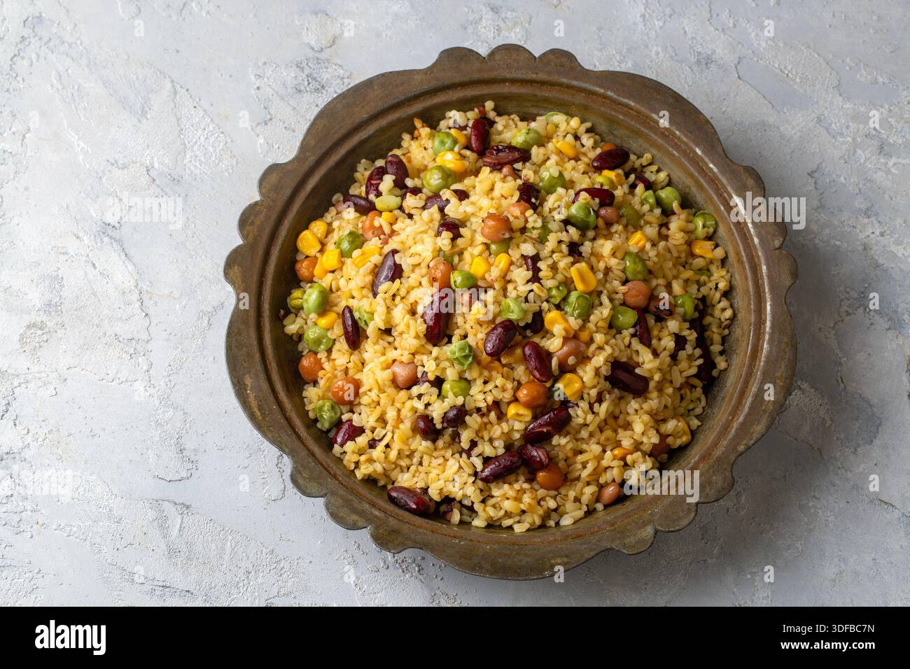 Pilaf bulgur aux légumineuses ; aux pois, pois chiches et haricots mexicains Banque D'Images