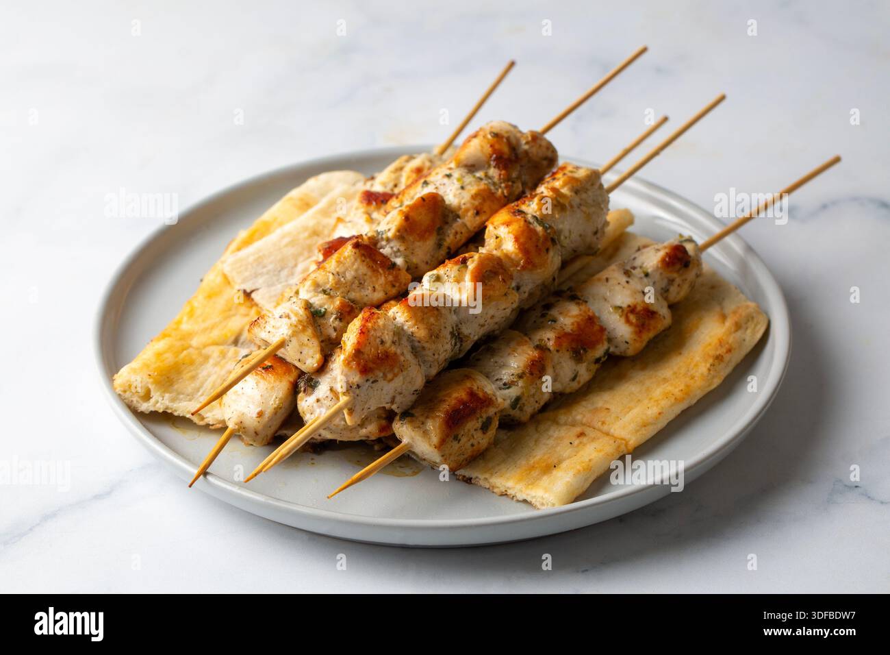Brochettes de poulet shish kebab ou brochettes de poulet grillé grec - souvlaki de poulet servi avec du citron Banque D'Images