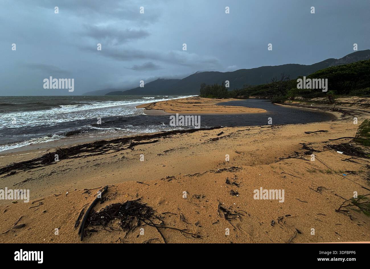 Côte sauvage au sud de Barrabadoo, comté aborigène de Yarrabah, près de Cairns, Queensland, Australie - Image de stock capturée avec un smartphone