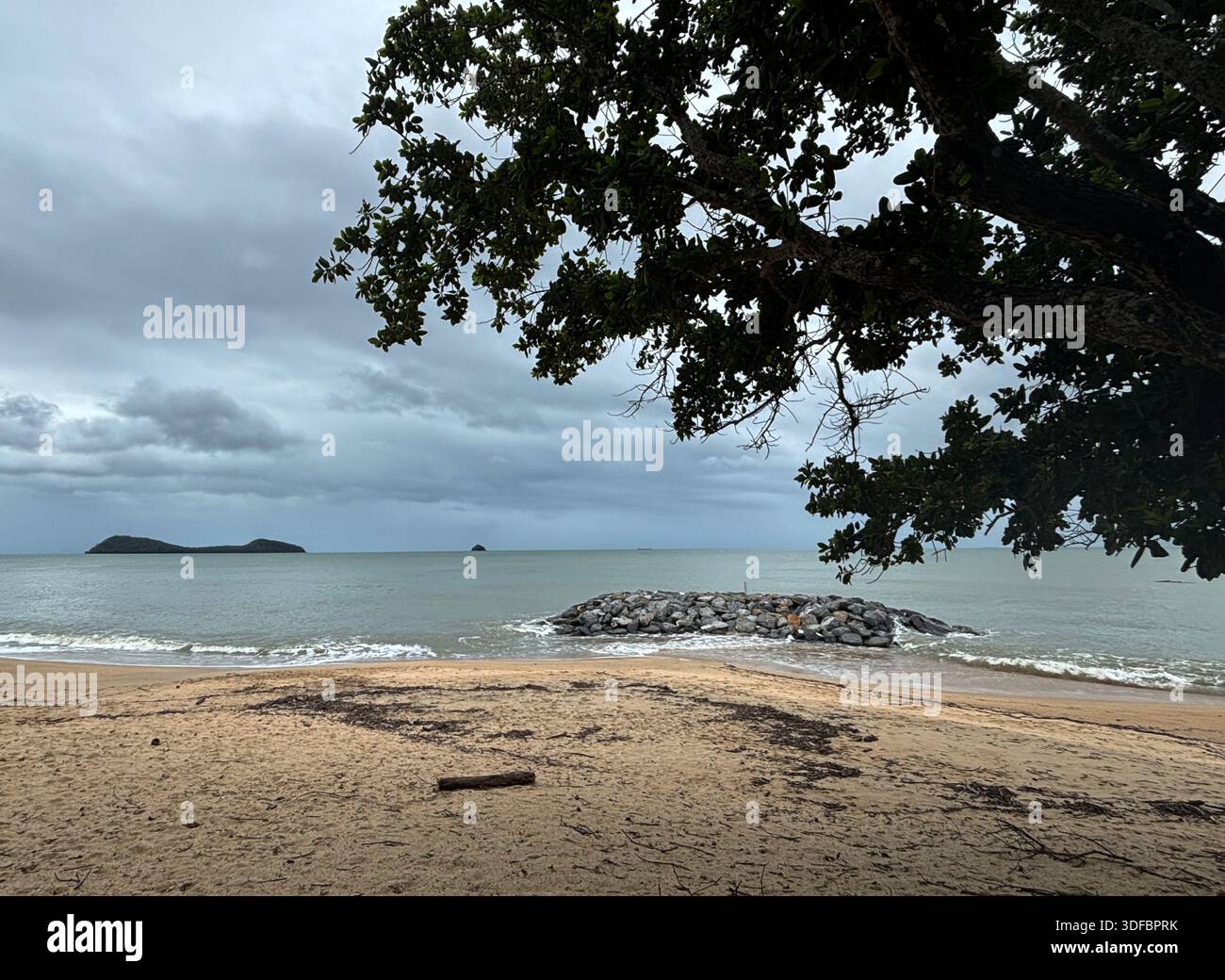 Pieux de roche artificielle destinés à aider à défendre la plage contre les ondes de tempête et l'élévation du niveau de la mer, Clifton Beach, Cairns, Queensland, Australie - Image de stock capturée avec un smartphone