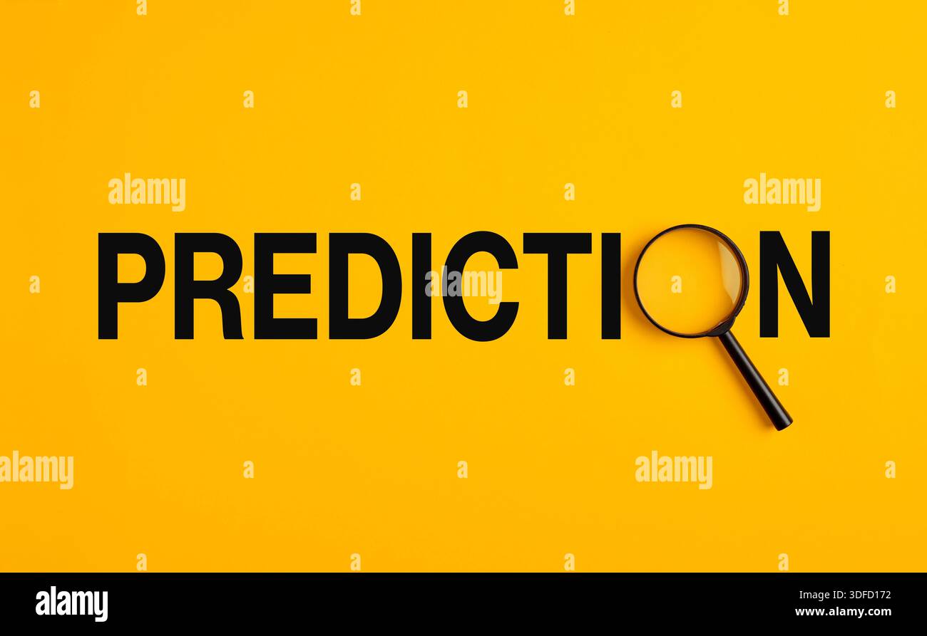 Mot de prédiction avec loupe sur fond jaune représentant la prévision et l'analyse future Banque D'Images