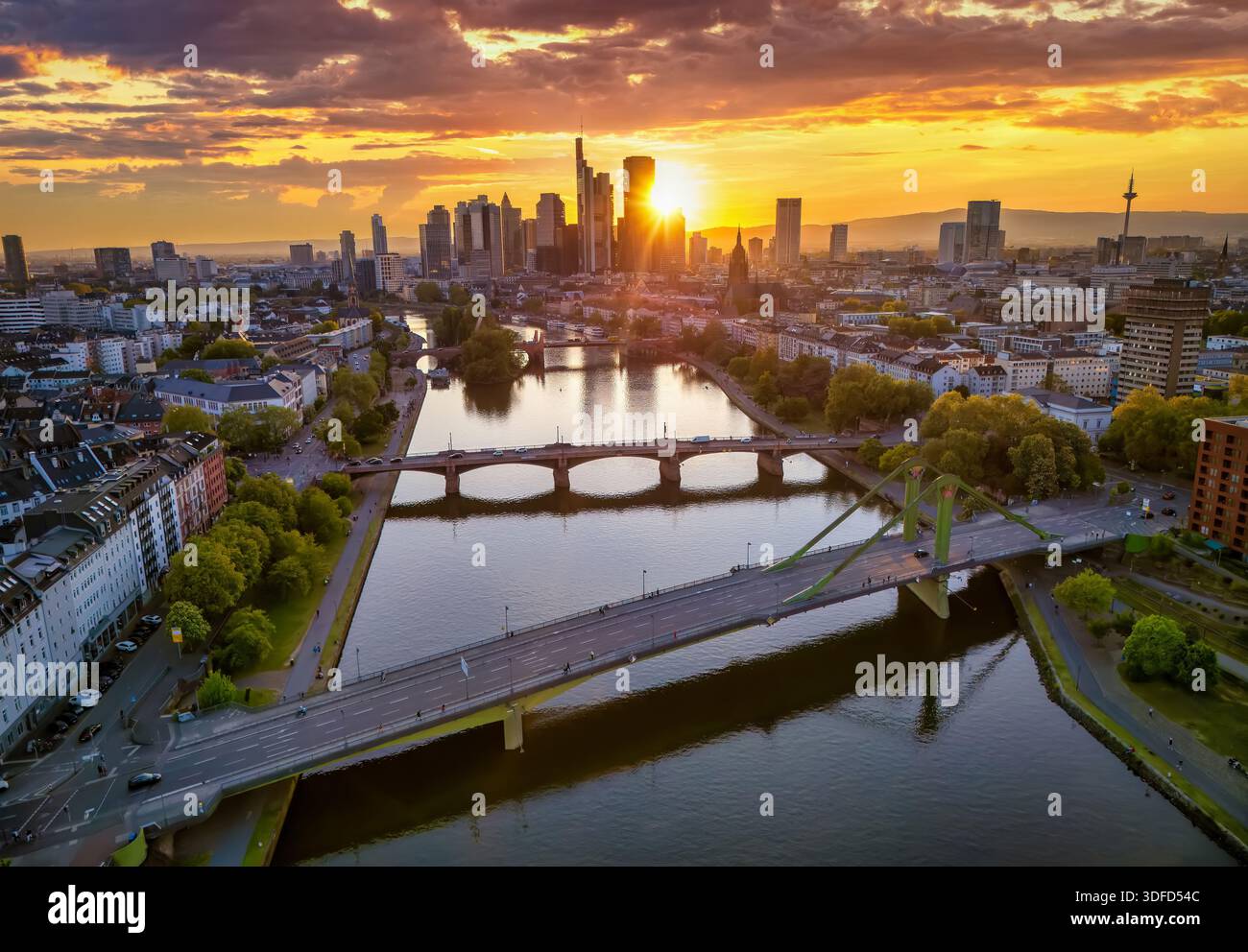 Vue aérienne du coucher du soleil sur la skyline de Francfort-sur-le-main, Allemagne, avec le coucher du soleil derrière les gratte-ciel du bureau Banque D'Images