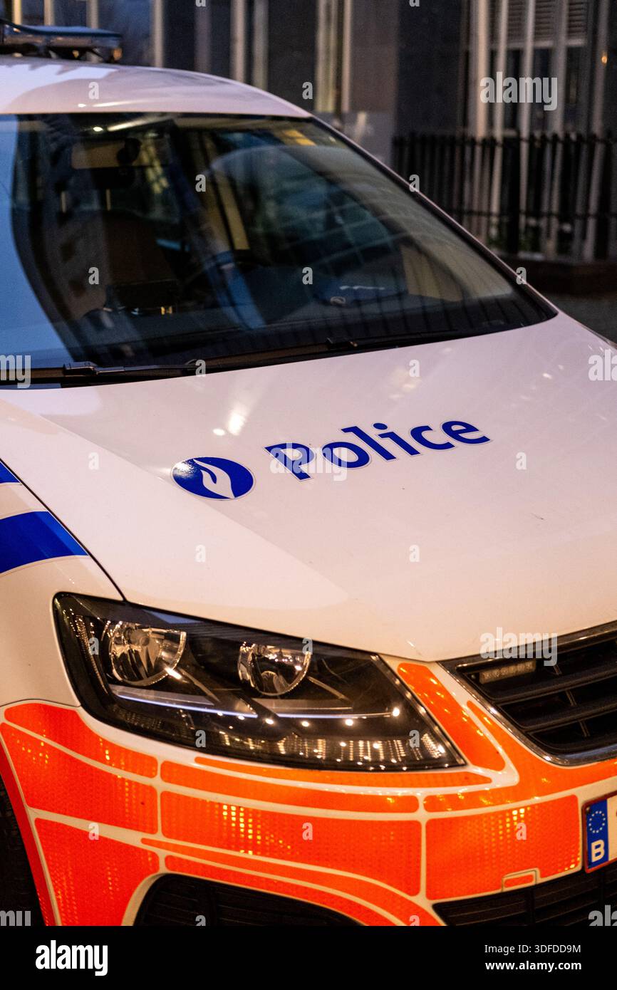 Vue rapprochée d'une voiture de police belge montrant le mot police et la plaque d'immatriculation 1-WBE-087 garée à Bruxelles, région de Bruxelles-capitale, Belgique, le 1er janvier Banque D'Images