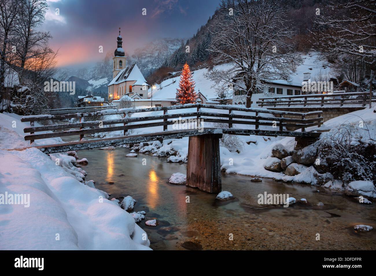 Winter Wonderland dans les Alpes. Alpes bavaroises pendant Noël, avec l'église paroissiale de services Sebastian située à Ramsau BEI Berchtesgaden, Allemagne au coucher du soleil. Banque D'Images