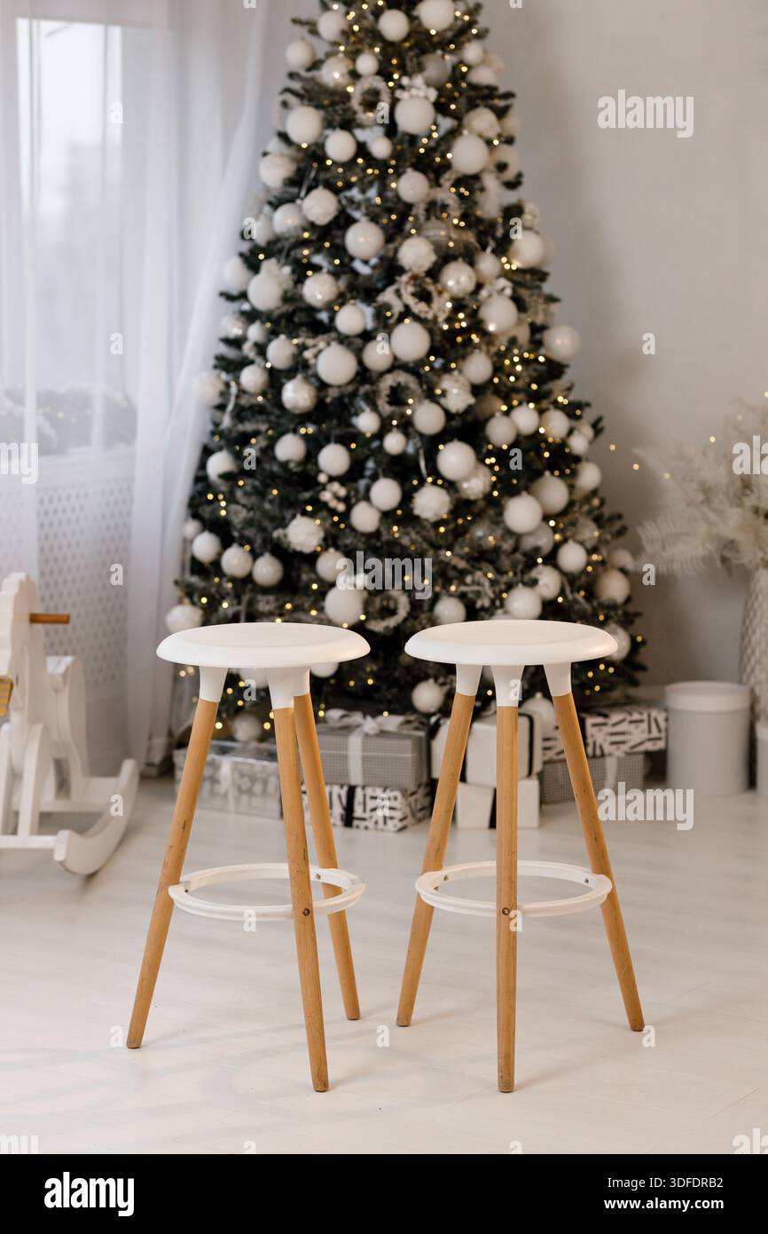 Tabourets en bois minimalistes à l'intérieur de Noël Banque D'Images