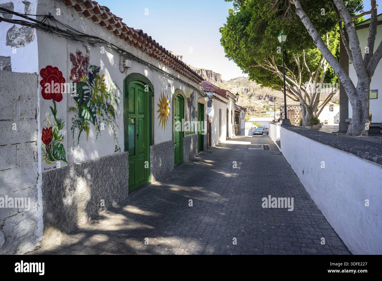 FATAGA, GRAN CANARIA, ESPAGNE - 31 JUILLET 2024 : un ancien village dans le centre de l'île. La rue dans la partie ancienne du village Banque D'Images