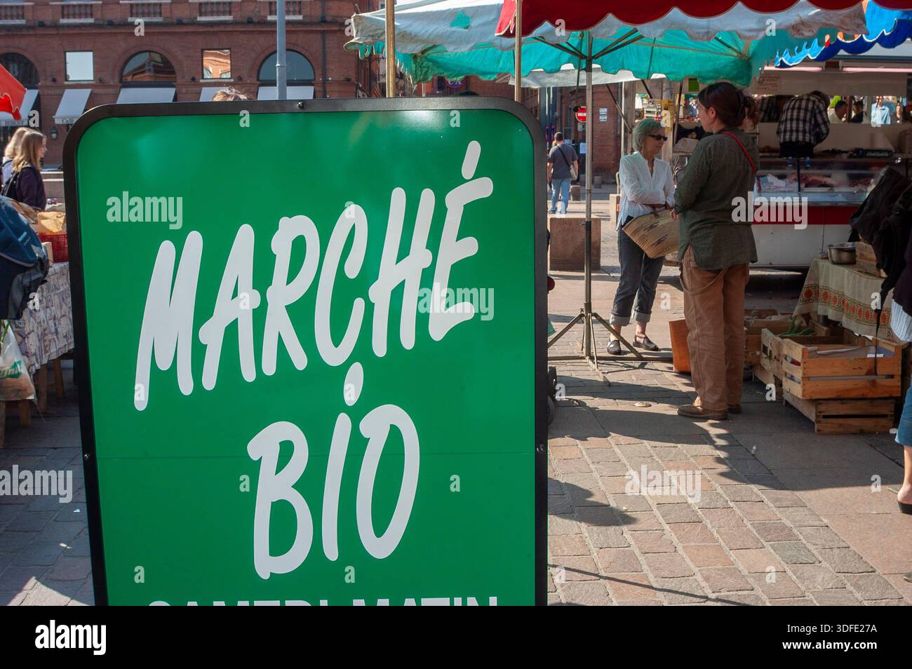Toulouse, France, People Shopping in French Street, Farmer's Market, Organic Food à vendre, Town Square, Close Up Sign Banque D'Images
