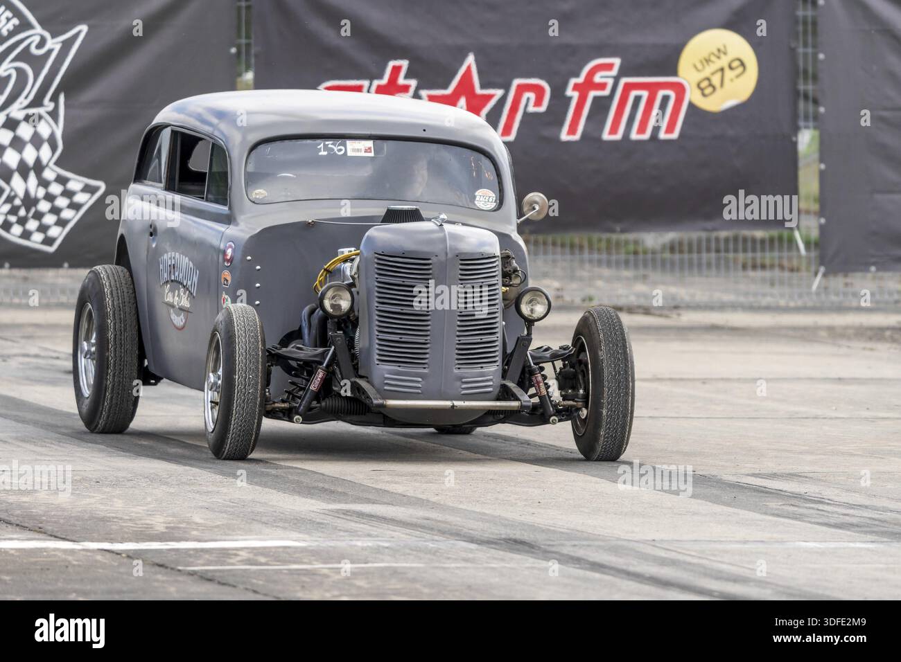 FINOWFURT, ALLEMAGNE - 11 MAI 2024 : le hot Rod personnalisé sur la pitlane. Ouverture de la saison du Festival Race 61 Banque D'Images