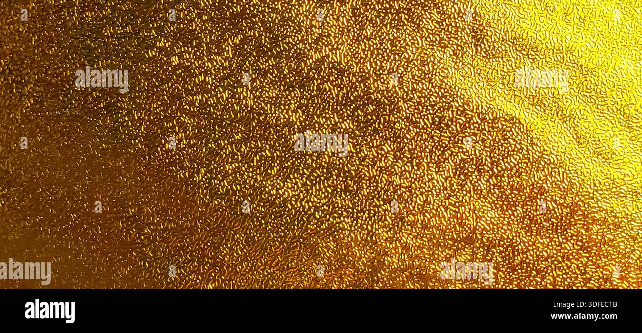 Texture de papier feuille d'or de luxe avec surface métallique froissée et réflexion de lumière jaune scintillante Banque D'Images