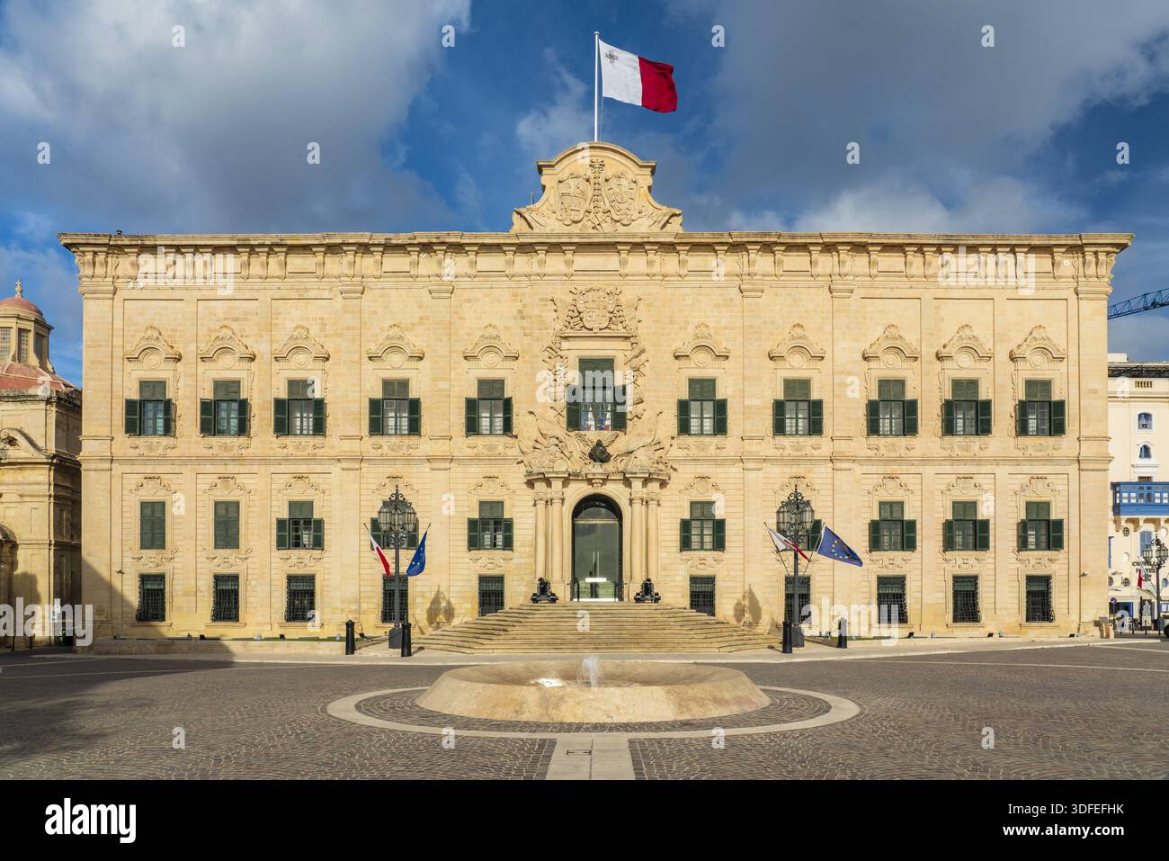 Vue de il-Berġa ta' Kastilja le drapeau maltais agitant fièrement au sommet, debout haut sur fond d'un ciel nuageux, la Valette, Malte. Banque D'Images