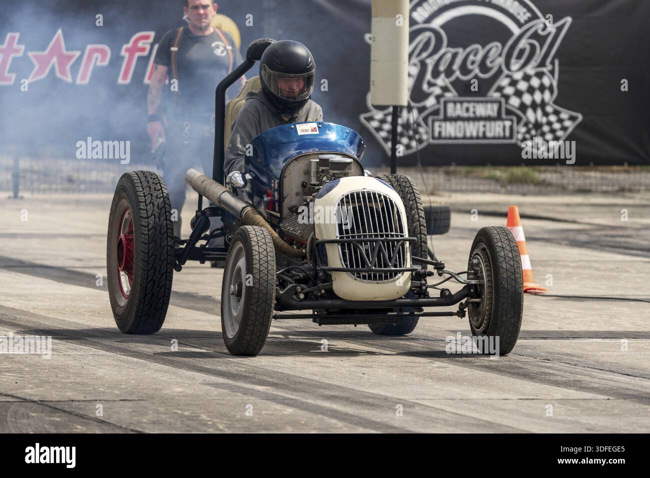 FINOWFURT, ALLEMAGNE - 11 MAI 2024 : la voiture de course rétro sur la voie de pitching. Ouverture de la saison du Festival Race 61 Banque D'Images