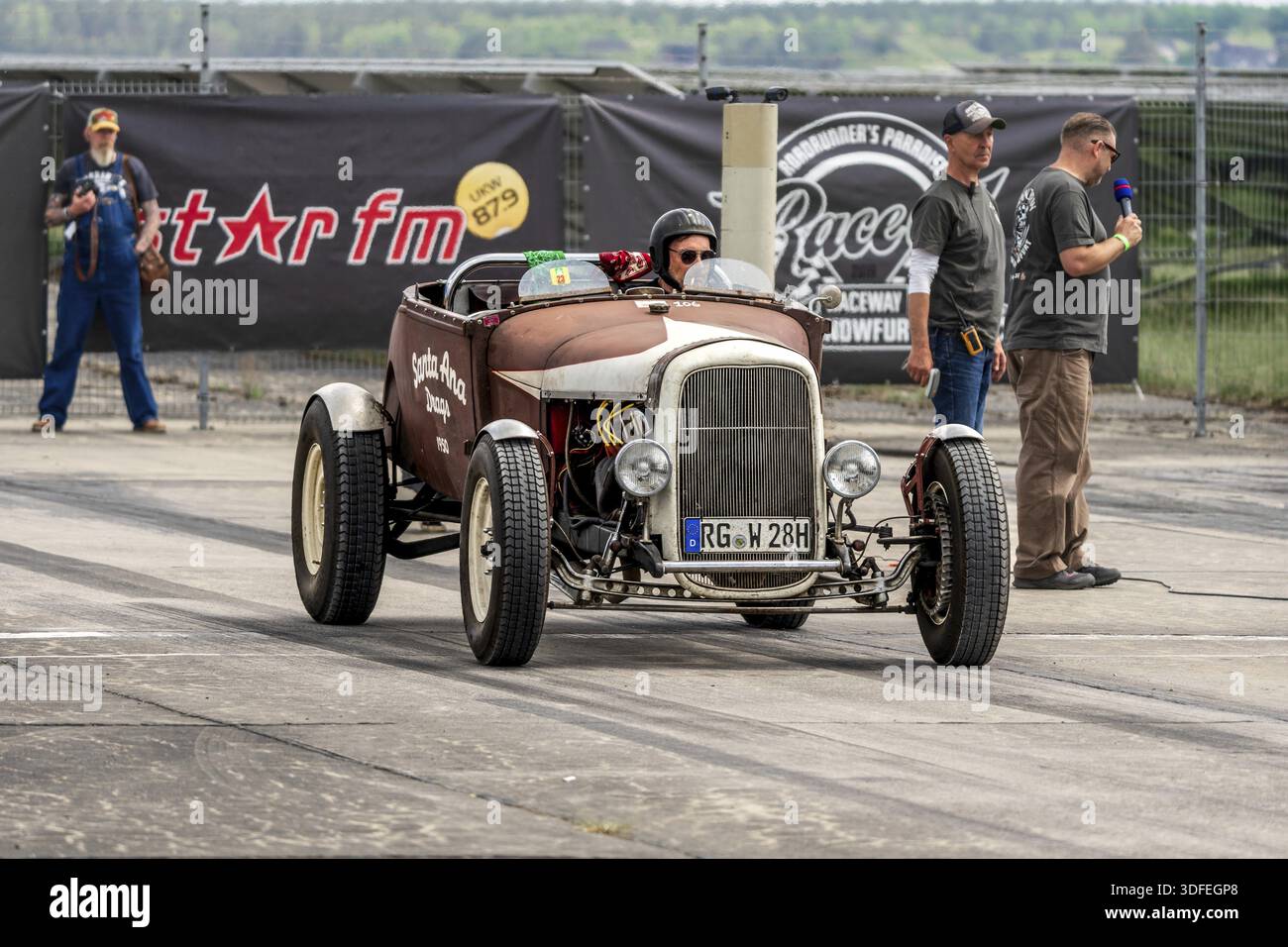 FINOWFURT, ALLEMAGNE - 11 MAI 2024 : le hot Rod personnalisé sur la pitlane. Ouverture de la saison du Festival Race 61 Banque D'Images