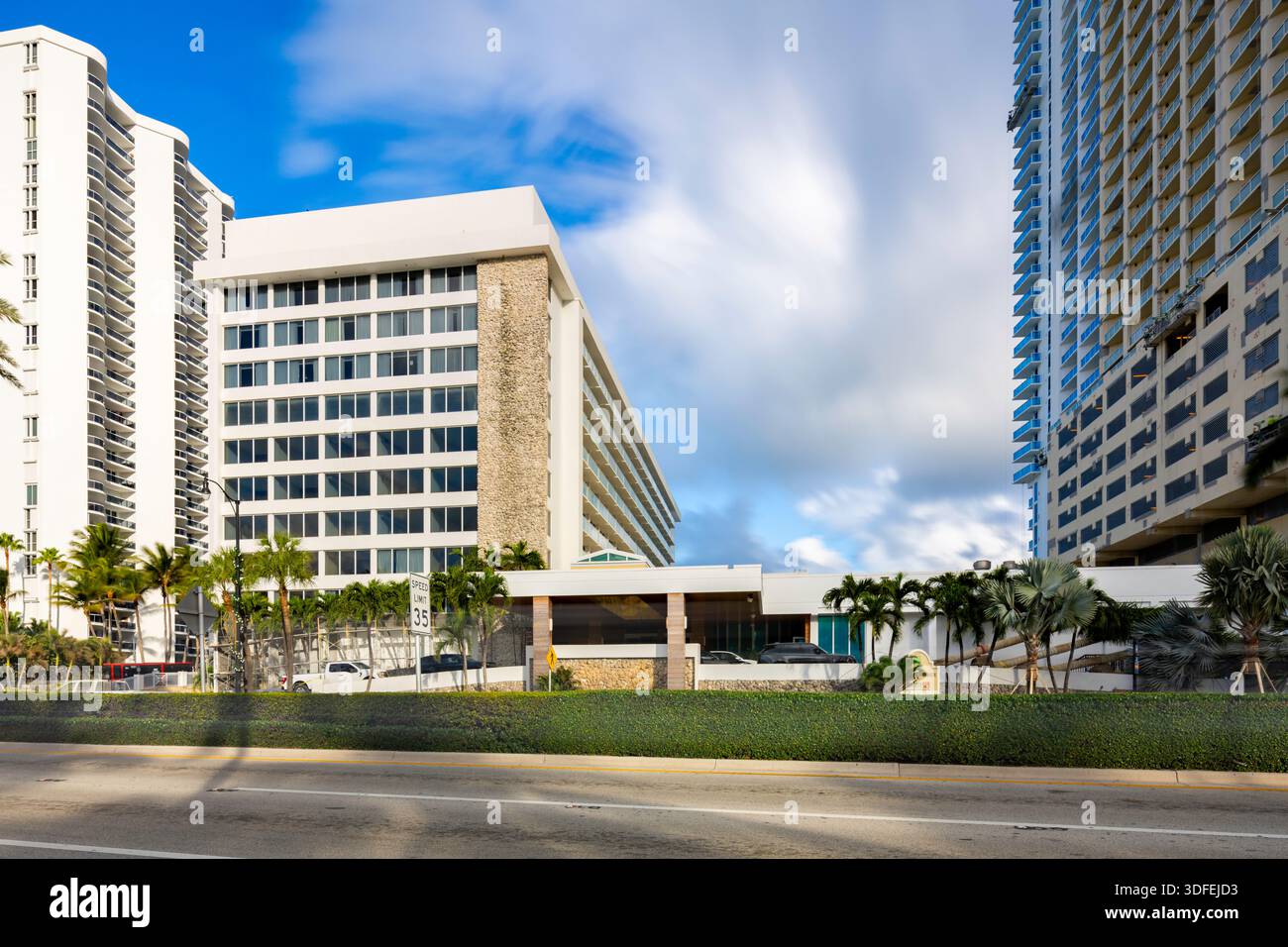 Sunny Isles Beach, FL, États-Unis - 8 janvier 2026 : Newport Beachside Hotel and Resort Sunny Isles Beach Banque D'Images