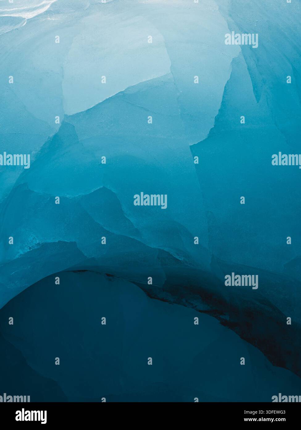 Vue de textures de glace dans une grotte de glace bleu éthérée, sculptée par des glaciers, révélant un labyrinthe gelé d’émerveillement et de mystère, le Parc National de Vatnajökull Banque D'Images
