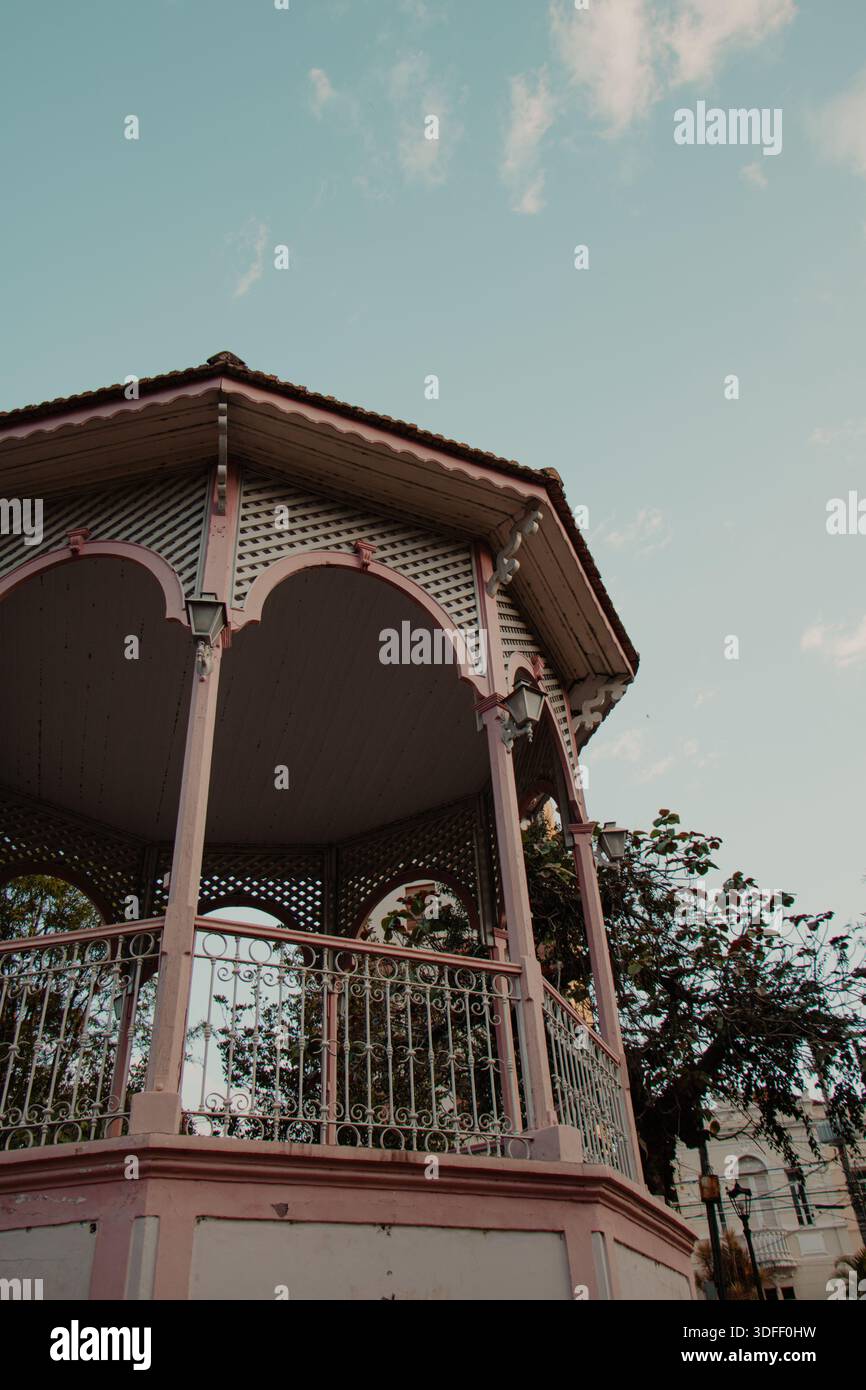 Gazebo architecture dans une place de la ville Banque D'Images