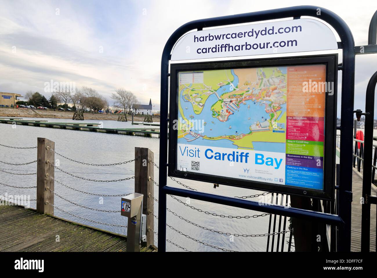 Visitez le panneau d'information touristique de Cardiff Bay et la carte, le port intérieur de Cardiff Bay, pays de Galles du Sud, Royaume-Uni. Prise en janvier 2026 Banque D'Images